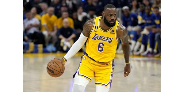 Diferentes opciones de carrera de cuatro jugadores de baloncesto famosos